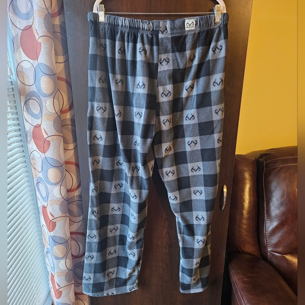 Realtree Gray and Black Pajama Pants - Picture 2 of 4